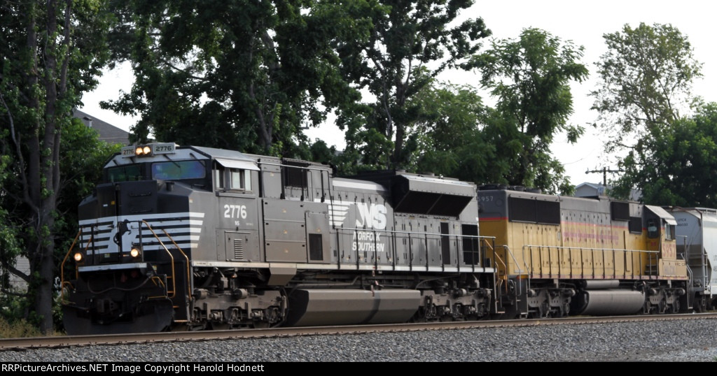 NS 2776 leads train 159 southbound